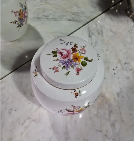 Foto de um(a) Potiche porcelana inglesa Royal Crown Derby, da categoria de Garrafas, potes e jarros. Potiche em porcelana inglesa da renomada Royal Crown Derby, com o clássico padrão floral Derby Posies, introduzido em meados... Mostrado de uma perspectiva diferente. Vendido no marketplace Trésors.