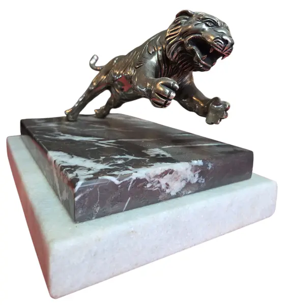 Foto de um(a) Antiga Escultura Tigre em Metal Prateado sobre Base Dupla de Mármore – Esmaltarte, da categoria de Escultura. Impressionante peça decorativa vintage, esta escultura captura a força e o dinamismo de um tigre em posição de ataque. Com... Mostrado de uma perspectiva diferente. Vendido no marketplace Trésors.