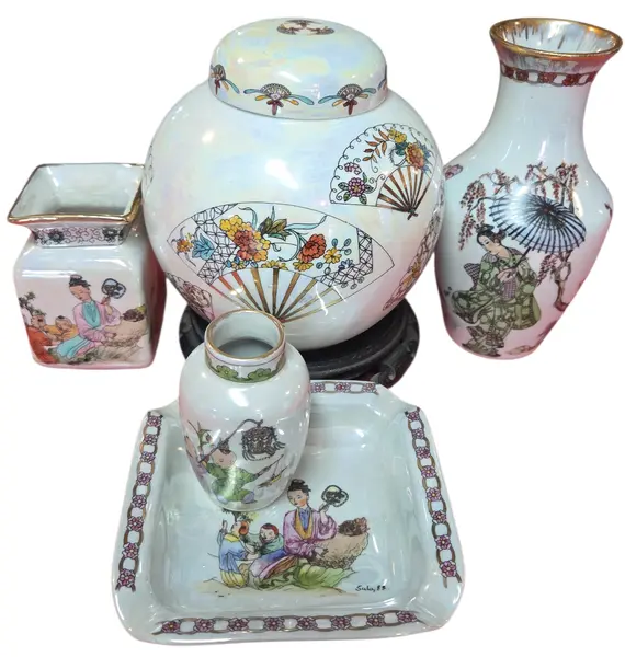 Foto de um(a) Conjunto 5 Peças Porcelana Oriental esmaltada - Assinadas e Datadas (1988), da categoria de Vasos. Exclusivo conjunto decorativo composto por 5 peças em porcelana oriental, apresentando um sofisticado acabamento acetinado... Mostrado de uma perspectiva diferente. Vendido no marketplace Trésors.