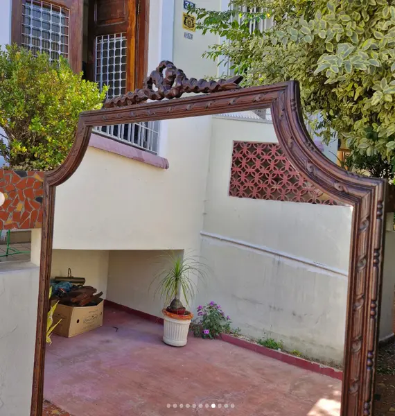 Foto de um(a) Grandioso Espelho Clássico com moldura em madeira entalhada, da categoria de Espelhos. Grandioso e Belisimo Espelho clássico, apresenta uma bela moldura em madeira entalhada com um topo ornamentado.Este é um... Mostrado de uma perspectiva diferente. Vendido no marketplace Trésors.