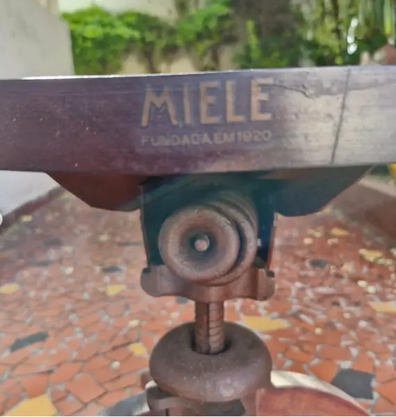 Foto de um(a) Antiga cadeira giratória xerife MIELE, da categoria de Cadeiras, bancos e banquetas. MIELE - Bellissima e Antiga cadeira giratória xerife.Feita em madeira de imbuia maciça, esta cadeira Xerife giratória é uma... Mostrado de uma perspectiva diferente. Vendido no marketplace Trésors.