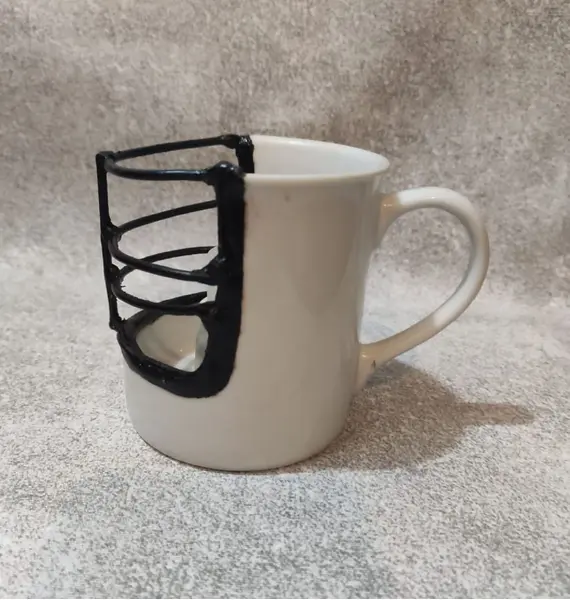 Foto de um(a) Mug Castiçal, da categoria de Castiçais. Castiçal ou palmatória: em porcelana branca com grade em metal suporte para vela em porcelana. Releitura de uma caneca,... Mostrado de uma perspectiva diferente. Vendido no marketplace Trésors.