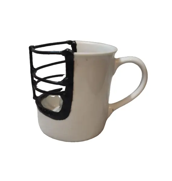 Foto de um(a) Mug Castiçal, da categoria de Castiçais. Castiçal ou palmatória: em porcelana branca com grade em metal suporte para vela em porcelana. Releitura de uma caneca,... Vendido no marketplace Trésors.