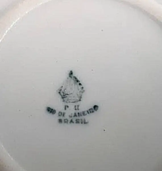 Foto de um(a) Prato Porcelana Dom Pedro, Rio de Janeiro, Década de 1940, da categoria de Pratos Decorativos. Prato de parede policromado e filetado e arabescos em toda a borda. Parte interna com pintura de um passarinho sobre ramos.... Mostrado de uma perspectiva diferente. Vendido no marketplace Trésors.