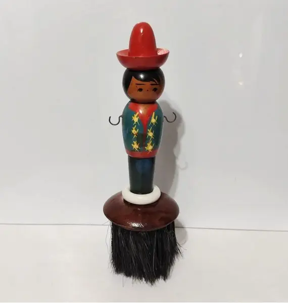 Foto de um(a) Escova Camponês em Madeira e Cerdas de Crina de Cavalo, Década de 1940, da categoria de Outros objetos decorativos. Escova anos 1940 em madeira com figura policromada lembrando um camponês. Dois ganchos para colocar pequenas escovas para... Mostrado de uma perspectiva diferente. Vendido no marketplace Trésors.