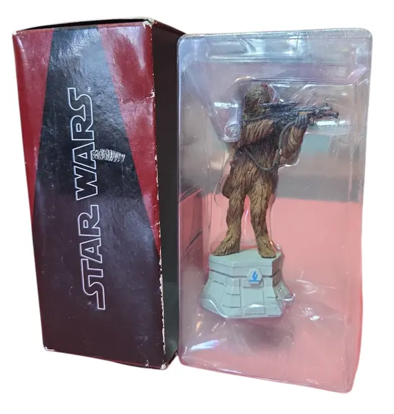 Foto de um(a) Estátua Chewbacca Star Wars - Peça de Xadrez Colecionável (Bispo Branco) - Pintado à Mão, da categoria de Figuras de ação. Leve para sua coleção um dos personagens mais icônicos da saga Star Wars: o lendário Wookiee, Chewbacca. Esta peça não é... Mostrado de uma perspectiva diferente. Vendido no marketplace Trésors.