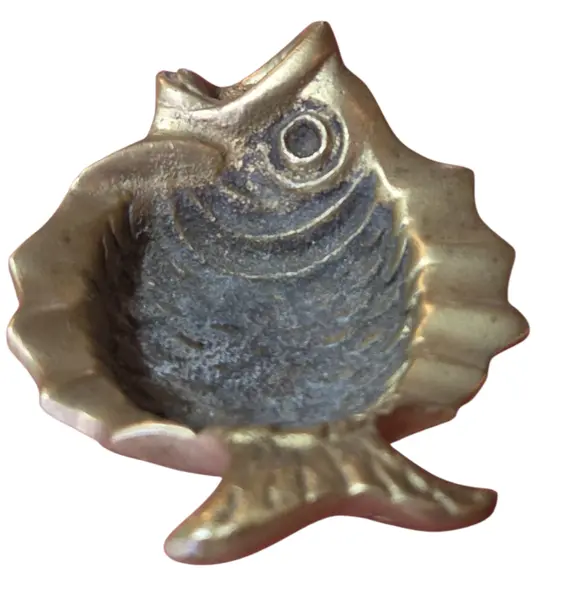 Foto de um(a) Pequeno Cinzeiro Decorativo Peixe em Bronze, da categoria de Cinzeiros e coletores. Lindo cinzeiro em formato de peixe, confeccionado em metal maciço bronze com pátina original do tempo. Mostrado de uma perspectiva diferente. Vendido no marketplace Trésors.