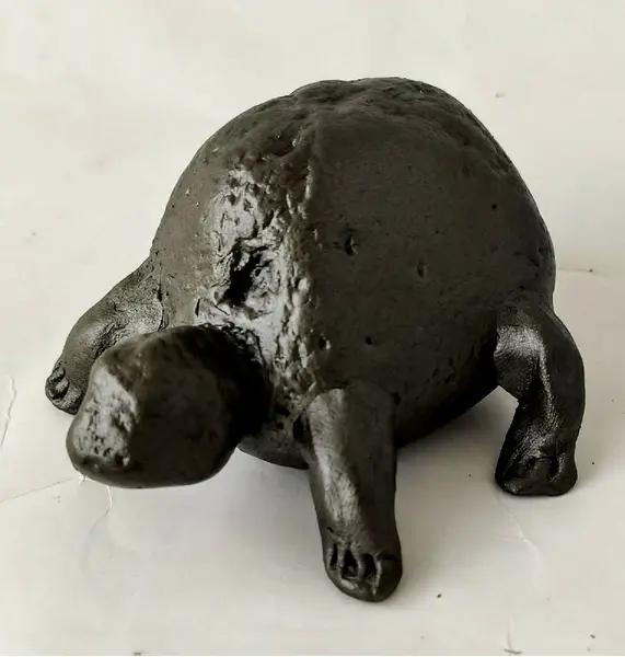 Foto de um(a) Peso de Papel Turtle 90'S, da categoria de Pesos de papel. Tartaruga em pedra com pátina grafite, década de 1990 peça única pelo designer marcelus ribas L: 9,5 cm / A: 5 cm / P: 9 cm... Mostrado de uma perspectiva diferente. Vendido no marketplace Trésors.