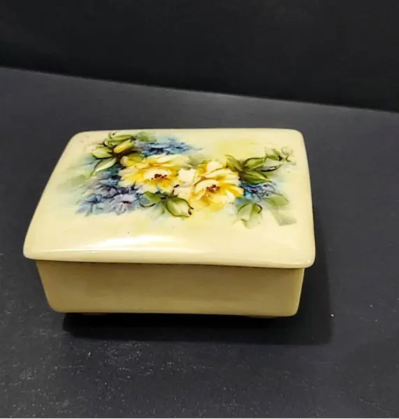 Foto de um(a) Caixa em Porcelana Floral, Década de 1980, da categoria de Cestos e Caixas. Caixa de porcelana policromada com motivo floral pintado à mão. Assinada por magali, 1984 e ainda com etiqueta de papel. A:... Mostrado de uma perspectiva diferente. Vendido no marketplace Trésors.