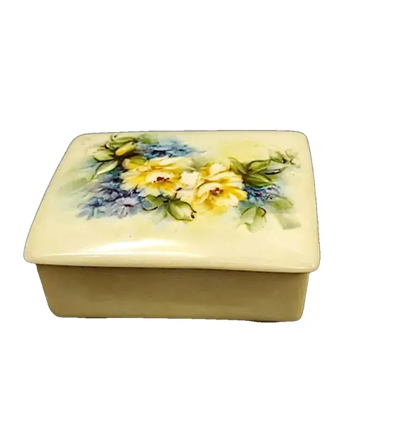 Foto de um(a) Caixa em Porcelana Floral, Década de 1980, da categoria de Cestos e Caixas. Caixa de porcelana policromada com motivo floral pintado à mão. Assinada por magali, 1984 e ainda com etiqueta de papel. A:... Vendido no marketplace Trésors.