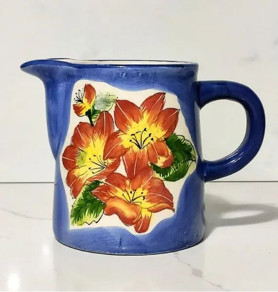 Foto de um(a) Cremeira Cerâmica Anos 80, da categoria de Cremeiras. Cremeira em cerâmica policromada sem registro de fabricação, década de 1980. A: 9,6 cm / Diâmetro da base: 8,5 cm / Diâmetro... Mostrado de uma perspectiva diferente. Vendido no marketplace Trésors.