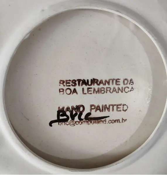 Foto de um(a) Prato Decorativo Peppo Cucina, Porto Alegre, 2009, da categoria de Pratos Decorativos. Prato em cerâmica com nome de restaurante da região sul do país. Peppo cucina, porto alegre, 2009 pintura à mão com design... Mostrado de uma perspectiva diferente. Vendido no marketplace Trésors.