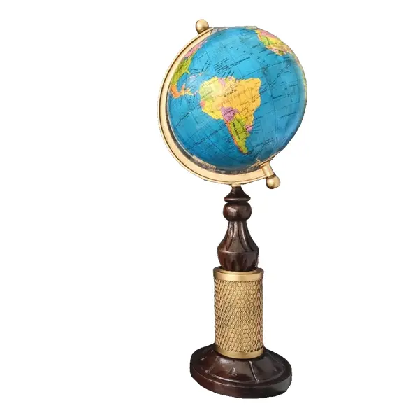 Foto de um(a) Globo Terrestre Dourado, da categoria de Globos. Globo terrestre com base em imbuia torneada e entalhada, tendo como foco central uma vela de filtro d'água em dourado. Mais... Vendido no marketplace Trésors.