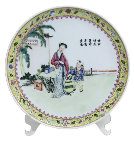 Foto de um(a) Prato oriental com selo vermelho, da categoria de Pratos Decorativos. Antigo e raro prato oriental, em sólida porcelana com fina pintura manual de cenas típicas, figura bem expressiva e... Vendido no marketplace Trésors.