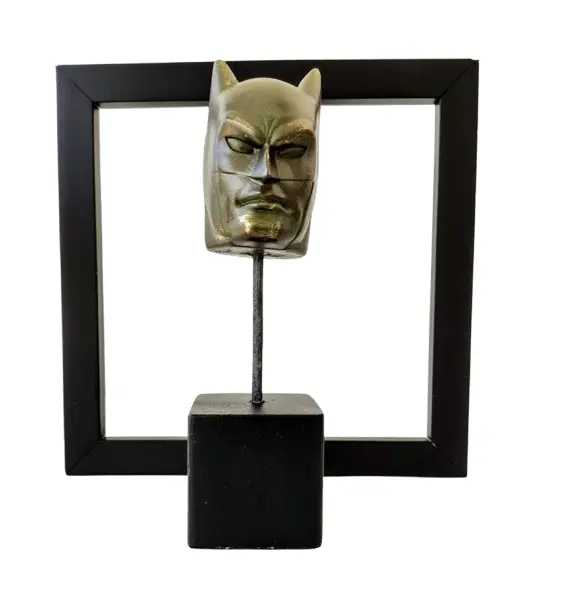 Foto de um(a) Escultura Batman Toy Art Dc Comics, da categoria de Escultura. Coleção dc comics: escultura batman em técnica mista e acabamento patina bronze oxidado, sobre cubo de madeira ebanizada... Vendido no marketplace Trésors.