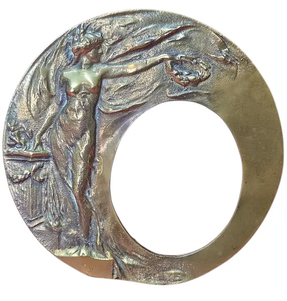 Foto de um(a) Porta-Retrato de Bronze: Elegância Atemporal, da categoria de Porta retratos. Diferente das molduras comuns, o porta-retrato de bronze é uma peça de alta durabilidade e peso, que traz um ar de... Vendido no marketplace Trésors.