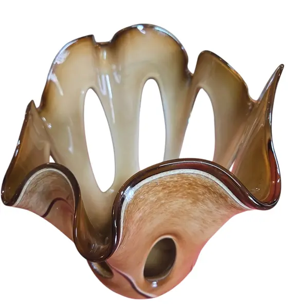 Foto de um(a) Vaso Decorativo Murano, da categoria de Vasos. Lindo vaso em estilo Murano, perfeito para quem busca sofisticação e requinte. Mostrado de uma perspectiva diferente. Vendido no marketplace Trésors.