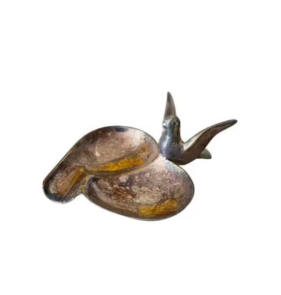 Foto de um(a) ​Cinzeiro pássaro em metal, da categoria de Cinzeiros. Cinzeiro em metal possivelmente banhado a prata. Apresenta oxidações no banho e leves marcas do tempo e uso como nas fotos. ... Vendido no marketplace Trésors.