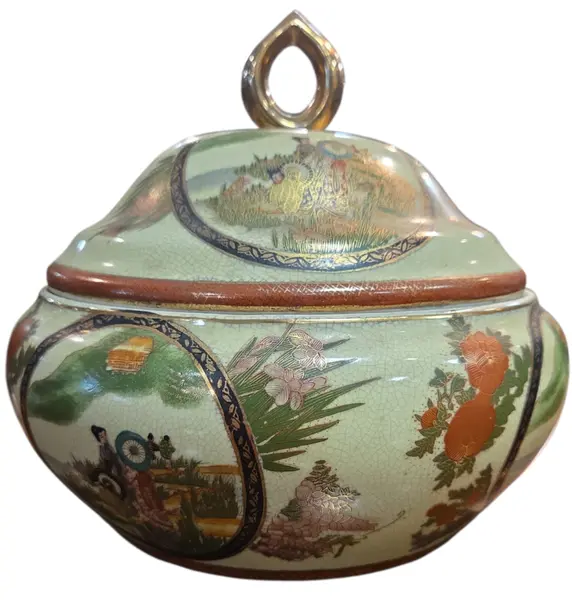Foto de um(a) Potiche Porcelana Satsuma – Decoração Oriental, da categoria de Cachepot. Elegância e Tradição Oriental em Porcelana. Este belíssimo potiche com tampa é um exemplo da estética Satsuma, reconhecida... Mostrado de uma perspectiva diferente. Vendido no marketplace Trésors.