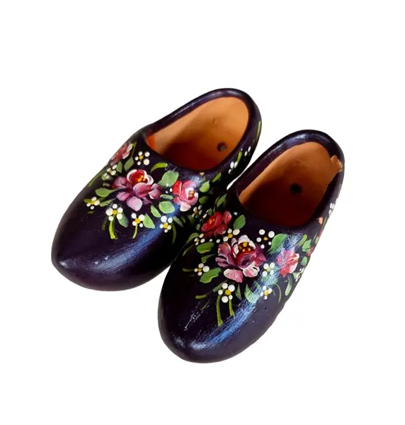 Foto de um(a) Par de tamancos holandeses pintados à mão, da categoria de Outros colecionáveis. Lindo par de tamancos holandeses, conhecidos como klompen, em cerâmica e pintados à mão. Já vem com furinho para pendurar na... Vendido no marketplace Trésors.