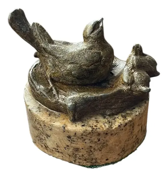 Foto de um(a) Antiga Pequena Escultura Ninho Pássaro Pétit Bronze Francês, da categoria de Escultura. Antiga pequena escultura decorativa e colecionável em pétit bronze francês representando ninho de pássaro com mãe... Vendido no marketplace Trésors.