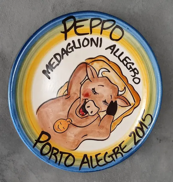 Foto de um(a) Prato Decorativo Peppo Cucina, Porto Alegre, 2015, da categoria de Pratos Decorativos. Prato em cerâmica com nome de restaurante da região sul do país. Peppo cucina, porto alegre, 2009 pintura à mão com design... Mostrado de uma perspectiva diferente. Vendido no marketplace Trésors.