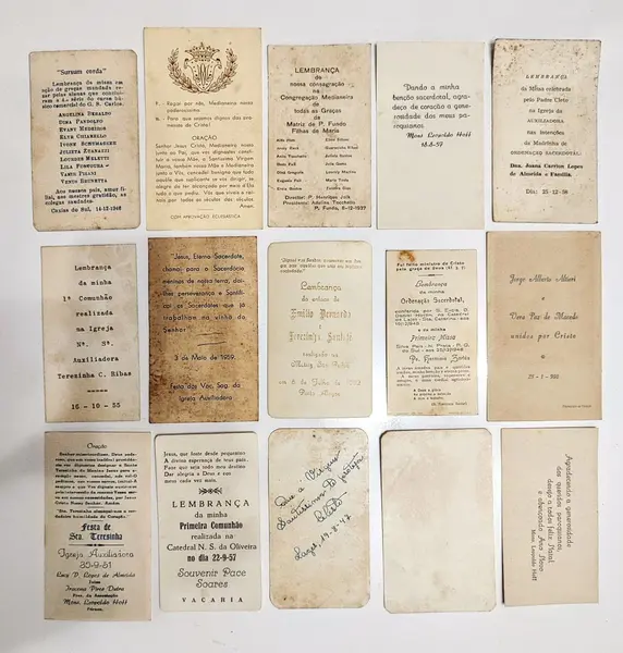 Foto de um(a) Coleção Santinhos Católicos, Decada de 1950, da categoria de Objetos religiosos e espirituais. Coletânea de santinhos católicos dos anos 1950 L: 10 cm em média A: 5,5 cm em média. Mostrado de uma perspectiva diferente. Vendido no marketplace Trésors.