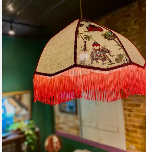 Foto de um(a) Lustre Pendente Grande JAIPUR, da categoria de Lustres. Medidas: 55A x 70C x 70L cm Estrutura em aço inox, revestido com tecidos selecionados, textura, durabilidade e beleza. Feito... Mostrado de uma perspectiva diferente. Vendido no marketplace Trésors.