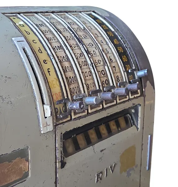 Foto de um(a) Caixa Registradora Antiga RIV – Relíquia Vintage Industrial Decorativa, da categoria de Outros colecionáveis. Adicione um toque autêntico de história ao seu ambiente com esta caixa registradora original da marca RIV. Com seu design... Mostrado de uma perspectiva diferente. Vendido no marketplace Trésors.