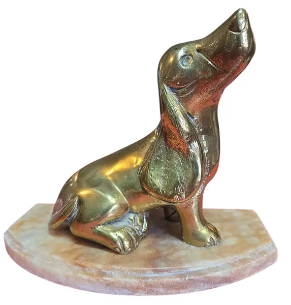 Foto de um(a) Antiga Escultura Cachorro em Bronze e Mármore, da categoria de Escultura. Distinta estatueta colecionável que representa, de forma estilizada e elegante, a silhueta de um cão da raça Dachshund. Esta... Mostrado de uma perspectiva diferente. Vendido no marketplace Trésors.