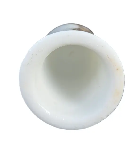 Foto de um(a) Dedal de Coleção em Porcelana – Coelhinhos e Xícara de Chá, da categoria de Outros colecionáveis. A decoração apresenta duas cenas distintas e encantadoras: de um lado, um coelhinho detalhado posando de pé; do outro, a... Mostrado de uma perspectiva diferente. Vendido no marketplace Trésors.