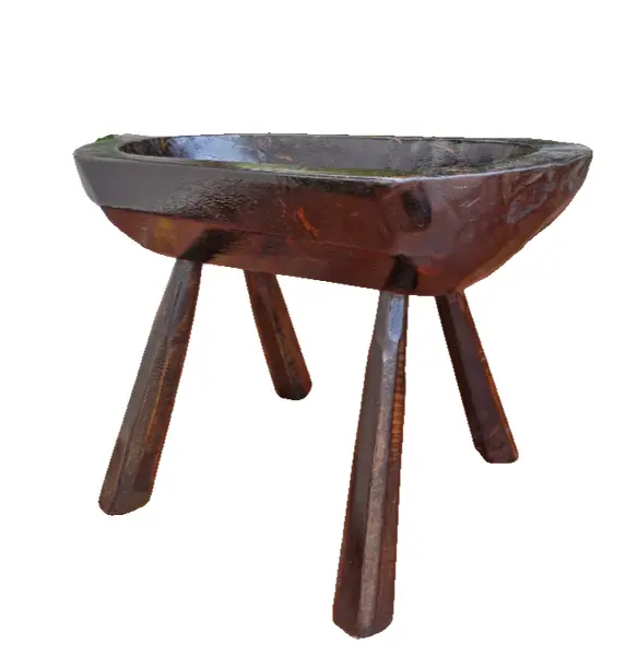 Foto de um(a) Gamela rústica suspensa com pés, da categoria de Outros móveis. Esta peça é uma gamela rústica suspensa com pés, um artefato tradicional da cultura rural brasileira, frequentemente... Vendido no marketplace Trésors.