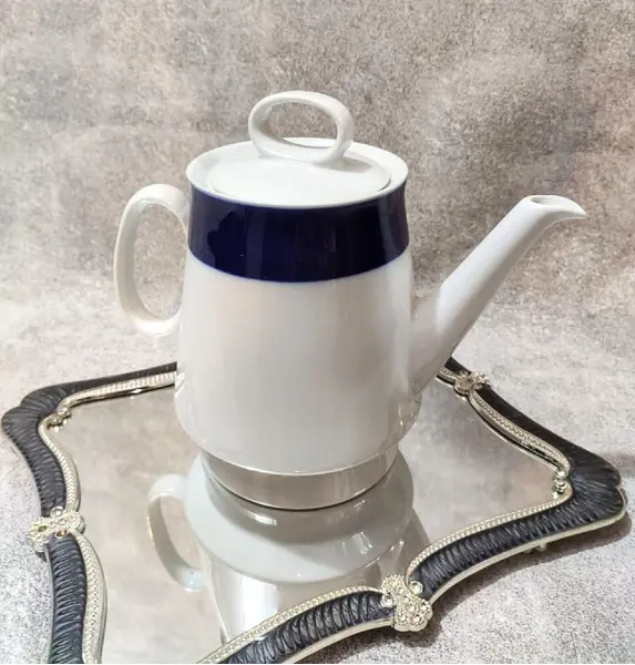 Foto de um(a) Bule Porcelana Schmidt 70'S, da categoria de Bules. Bule em porcelana branca com faixa azul cobalto, década de 1970 marca schimidtA: 20 cm Diâmetro menor: 10,5 cm Diâmetro... Mostrado de uma perspectiva diferente. Vendido no marketplace Trésors.