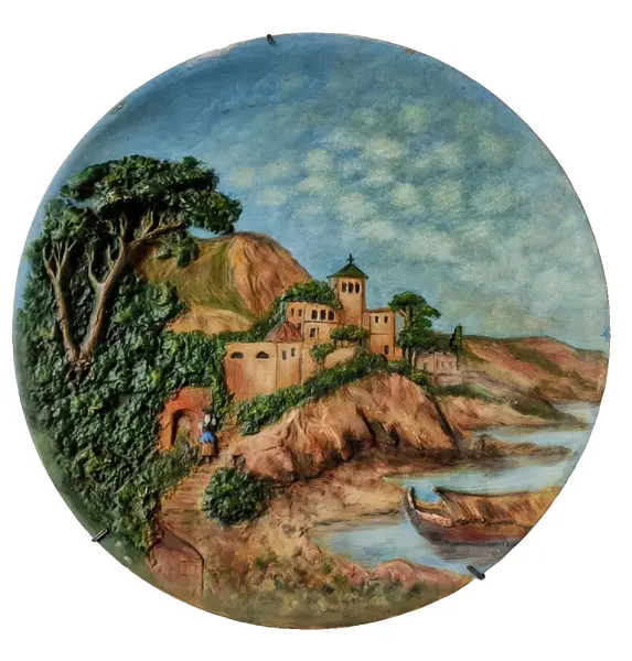 Foto de um(a) Prato Alemão anos 70, da categoria de Pratos Decorativos. Prato de parede em terracota policromada e em relevo, década de 1970, procedência alemã. Diâmetro: 34cm Peso: 1.500kg. Vendido no marketplace Trésors.