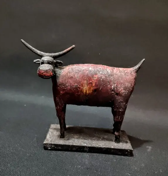 Foto de um(a) Escultura Ankole-Watusi 90'S, da categoria de Escultura. Escultura artesanal de uma das espécies mais antigas e com chifres mais longos, o ankole-watusi. Em resina com pátina... Mostrado de uma perspectiva diferente. Vendido no marketplace Trésors.