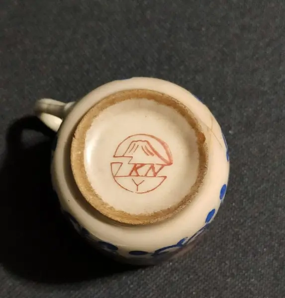 Foto de um(a) Conjunto Japonês Anos 30, da categoria de Xícaras. Xícara de cafezinho, seis unidades em porcelana japonesa - casca de ovo, década de 1930 selo vermelho da marca kn, com... Mostrado de uma perspectiva diferente. Vendido no marketplace Trésors.