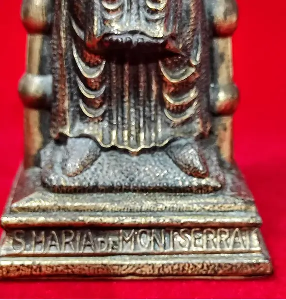 Foto de um(a) Imagem Santa Maria de Monte Serrat, Década de 1980, da categoria de Objetos religiosos e espirituais. Imagem da santa maria de montserrat em latão oxidado, comprado no majestoso santuário em barcelona na década de 1980.... Mostrado de uma perspectiva diferente. Vendido no marketplace Trésors.