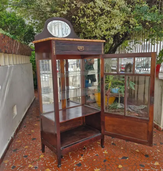 Foto de um(a) ​Belissima e antiga cristaleira vitrine em madeira nobre ao estilo Art Nouveau, da categoria de Cristaleiras. Belíssima e antiga cristaleira vitrine em madeira nobre, comumente associada ao estilo Art Nouveau ou mobiliário clássico... Mostrado de uma perspectiva diferente. Vendido no marketplace Trésors.