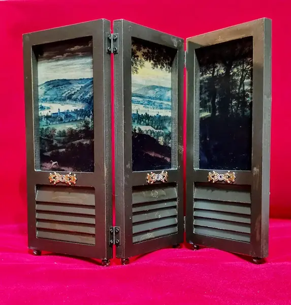 Foto de um(a) Biombo de Mesa Miniatura Renascentista, da categoria de Outros colecionáveis. Biombo de mesa (miniatura) em mdf com pátina bronze e gravuras renascentista e apliques em metal dourado em ambos os lados e... Mostrado de uma perspectiva diferente. Vendido no marketplace Trésors.