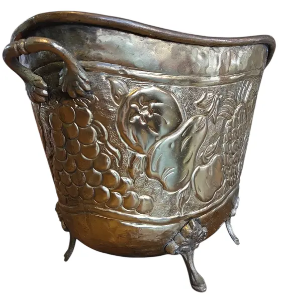 Foto de um(a) Floreira ornamentada em Latão, da categoria de Cachepot. Mostrado de uma perspectiva diferente. Vendido no marketplace Trésors.