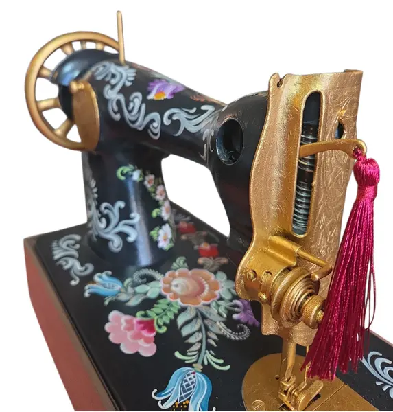 Foto de um(a) Maquina de Costura Decorativa Pintada a Mão, da categoria de Outros colecionáveis. Maquina decorativa pintada a mão. Mostrado de uma perspectiva diferente. Vendido no marketplace Trésors.