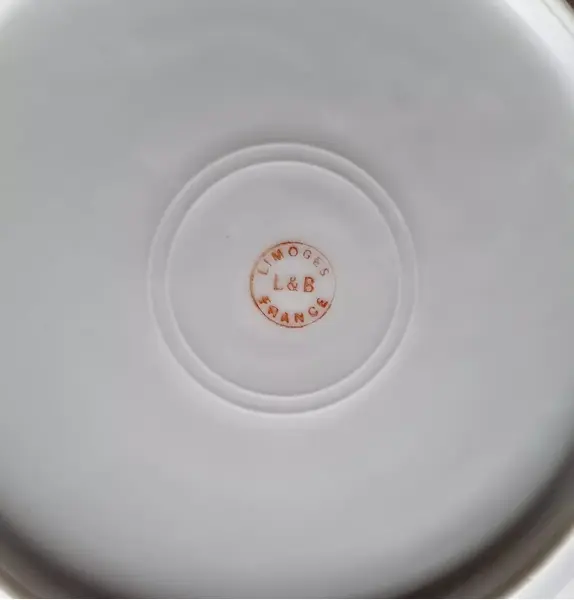 Foto de um(a) Antiguidade prato de sobremesa em porcelana Limoges, da categoria de Pratos. Prato para sobremesa em fina porcelana francesa Limoges com rica decoração floral.21,5 cm de diâmetroFrança século XIX. Mostrado de uma perspectiva diferente. Vendido no marketplace Trésors.