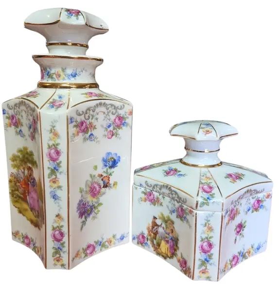 Foto de um(a) Conjunto de Lavabo em Porcelana com Cenas Galantes e Filetes a Ouro, da categoria de Conjunto de banheiro. Este encantador conjunto de toucador em porcelana fina é uma peça clássica de decoração, perfeita para adicionar um toque de... Vendido no marketplace Trésors.