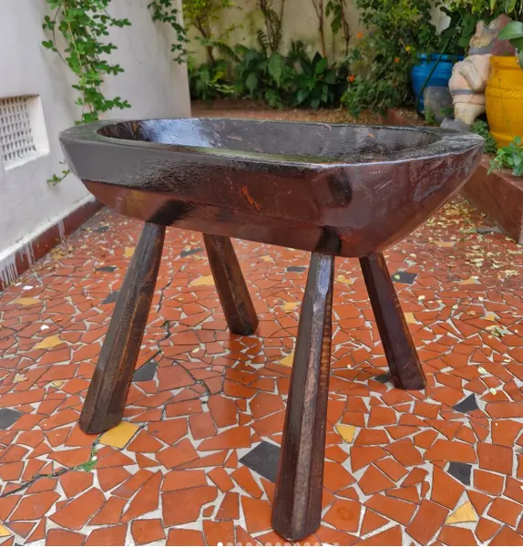 Foto de um(a) Gamela rústica suspensa com pés, da categoria de Outros móveis. Esta peça é uma gamela rústica suspensa com pés, um artefato tradicional da cultura rural brasileira, frequentemente... Mostrado de uma perspectiva diferente. Vendido no marketplace Trésors.