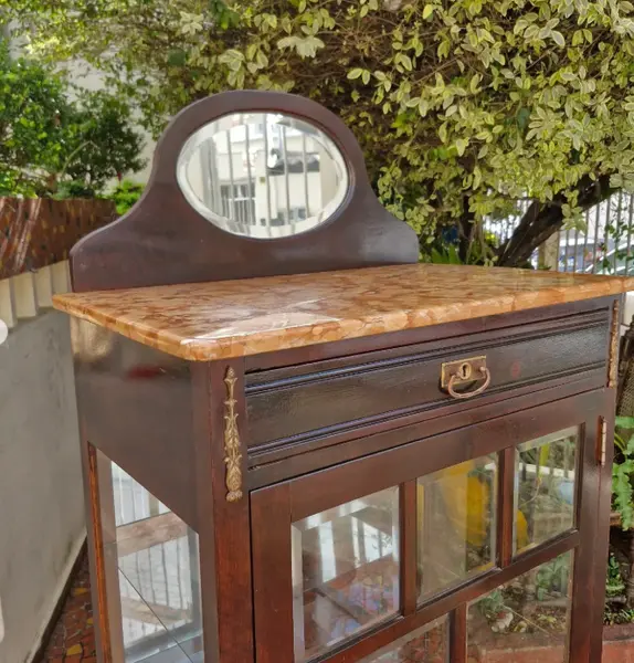 Foto de um(a) ​Belissima e antiga cristaleira vitrine em madeira nobre ao estilo Art Nouveau, da categoria de Cristaleiras. Belíssima e antiga cristaleira vitrine em madeira nobre, comumente associada ao estilo Art Nouveau ou mobiliário clássico... Mostrado de uma perspectiva diferente. Vendido no marketplace Trésors.