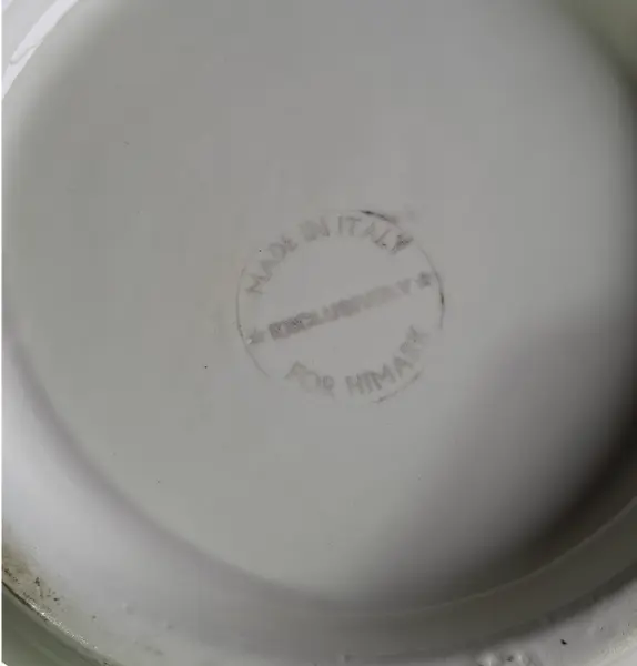 Foto de um(a) Saladeira / Fruteira Vintage em Cerâmica Italiana Himark - Estampa Pêssegos, da categoria de Travessas e tigelas. Maravilhosa saladeira (ou fruteira de mesa) vintage, legítima importada da Itália e produzida exclusivamente para a grife de... Mostrado de uma perspectiva diferente. Vendido no marketplace Trésors.