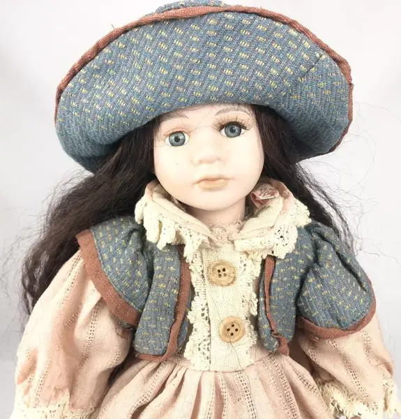 Foto de um(a) Boneca em biscuit, da categoria de Bonecas. BONECA BISCUIT COM VESTIDO EM POLICROMIA, INCLUINDO CHAPÉU E SAPATOS. ACOMPANHA UMA BOLSA E UM APOIO. EM BOM ESTADO DE... Mostrado de uma perspectiva diferente. Vendido no marketplace Trésors.