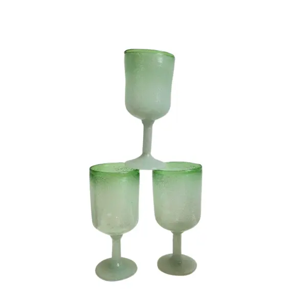 Foto de um(a) Trio de taças em vidro grosso soprado, da categoria de Taças. Trio de taças em vidro grosso soprado e moldado artesanalmente. Perfeito estado. Medidas: 17x8cm. Vendido no marketplace Trésors.