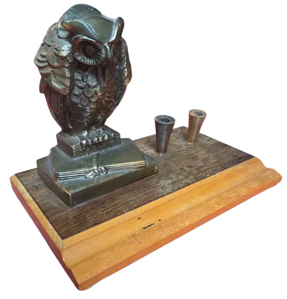 Foto de um(a) Tinteiro Monumental: A Coruja de Bronze, da categoria de Organizadores. Este tinteiro é um objeto de escrita clássico que remete à sofisticação das antigas bibliotecas e salas de estratégia. A... Mostrado de uma perspectiva diferente. Vendido no marketplace Trésors.