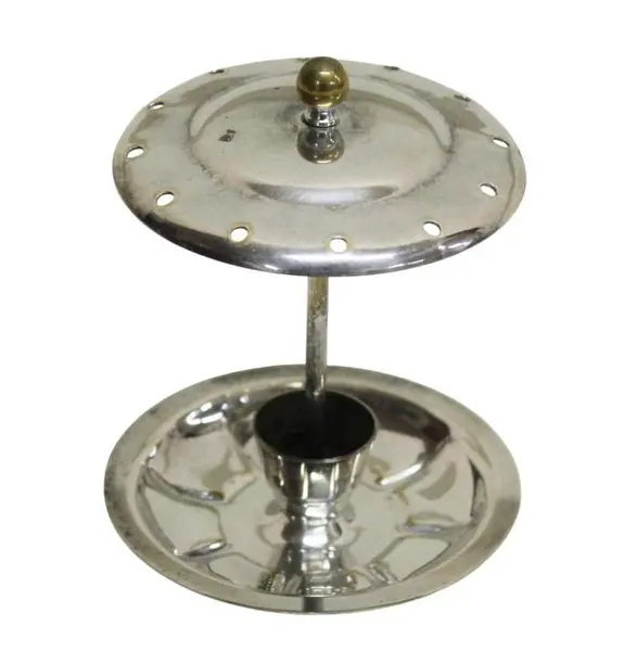 Foto de um(a) Paliteiro com 12 palitos, da categoria de Paliteiros. Antigo paliteiro em metal espessurado a prata com 12 palitos. Medida 10A x 8D. Em bom estado, com desgaste na pega central. Mostrado de uma perspectiva diferente. Vendido no marketplace Trésors.